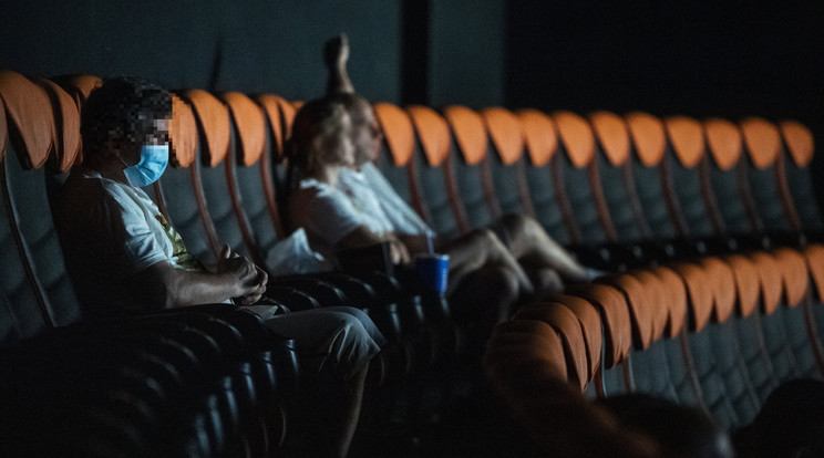 Nézők az újra megnyitott Cinema City Arénában 2020. július 2-án. / Fotó: MTI/Mónus Márton