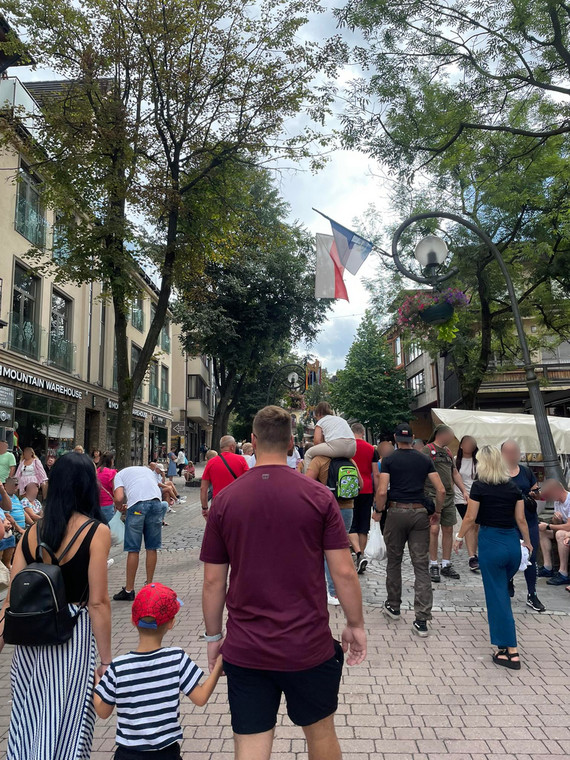 Turyści spacerujący po Krupówkach w długi weekend sierpniowy