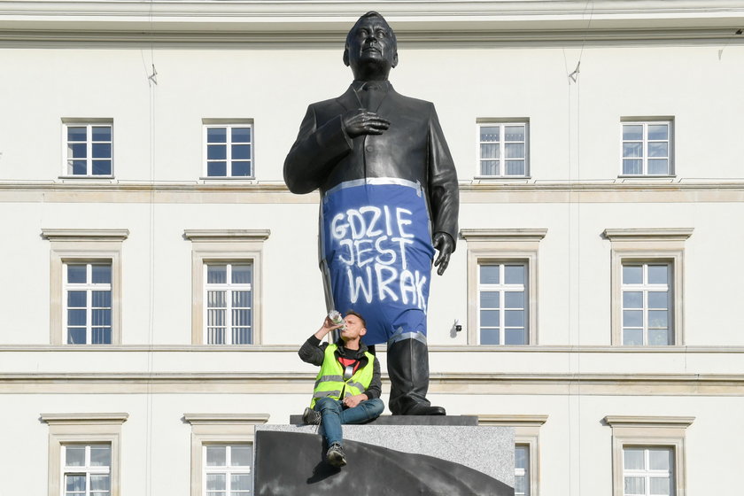 Wszedł na pomnik Lecha Kaczyńskiego i pytał gdzie jest wrak