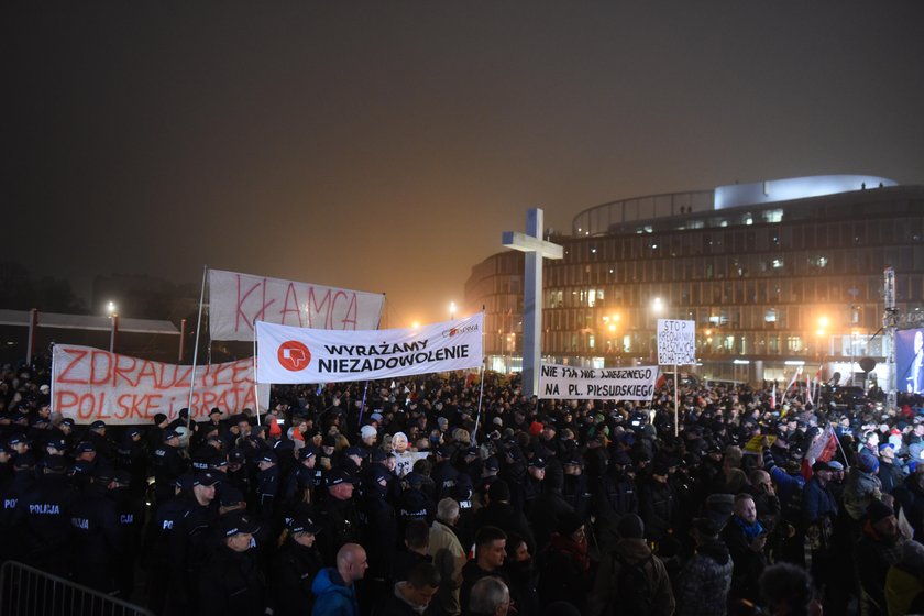 Była premier o pomniku Kaczyńskiego. Krytykuje PiS