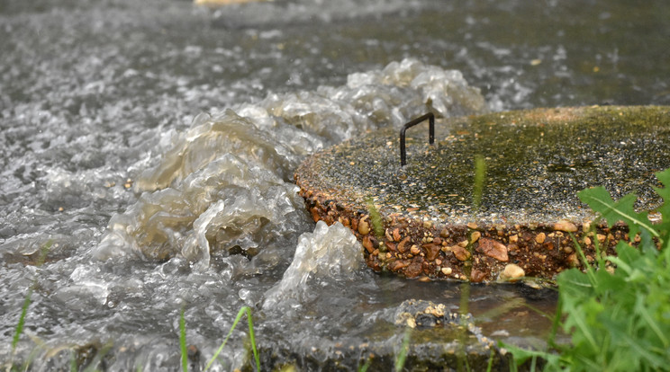 A vihar után összegyűlt esővíz Szolnokon / Fotó: MTI Mészáros János