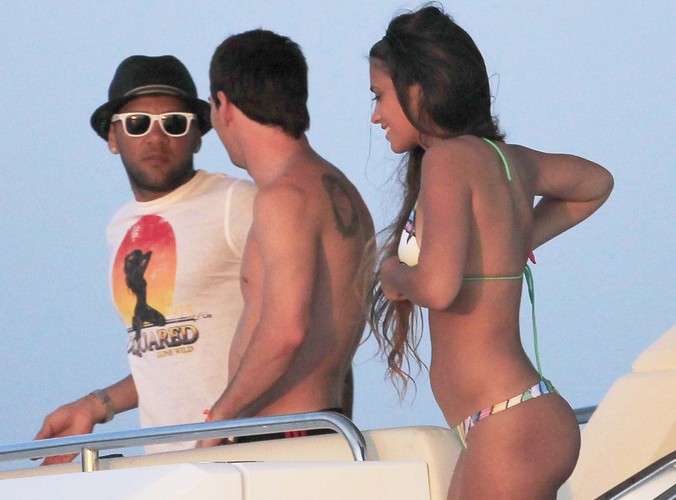 Dani Alves i Leo Messi ze swoją dziewczyną