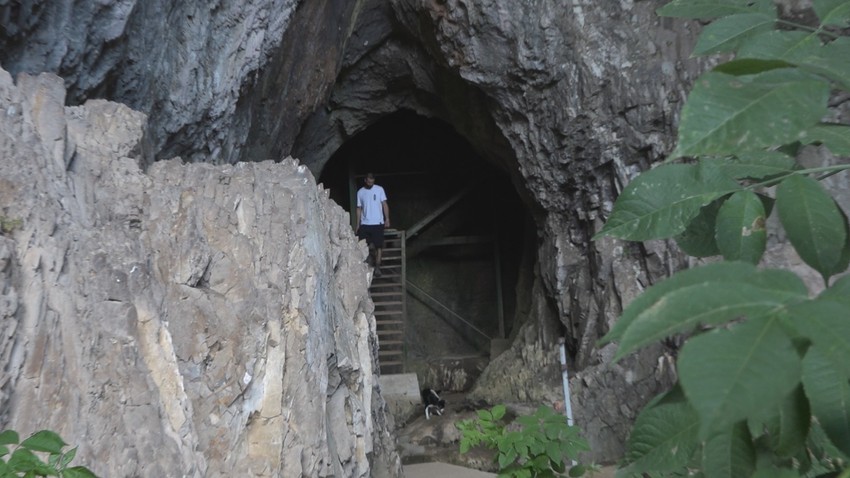 U blizini se nalazi i Rćanska pećina