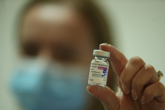 "Astra Zeneka" priznala da njena vakcina može da izazove krvne ugruške