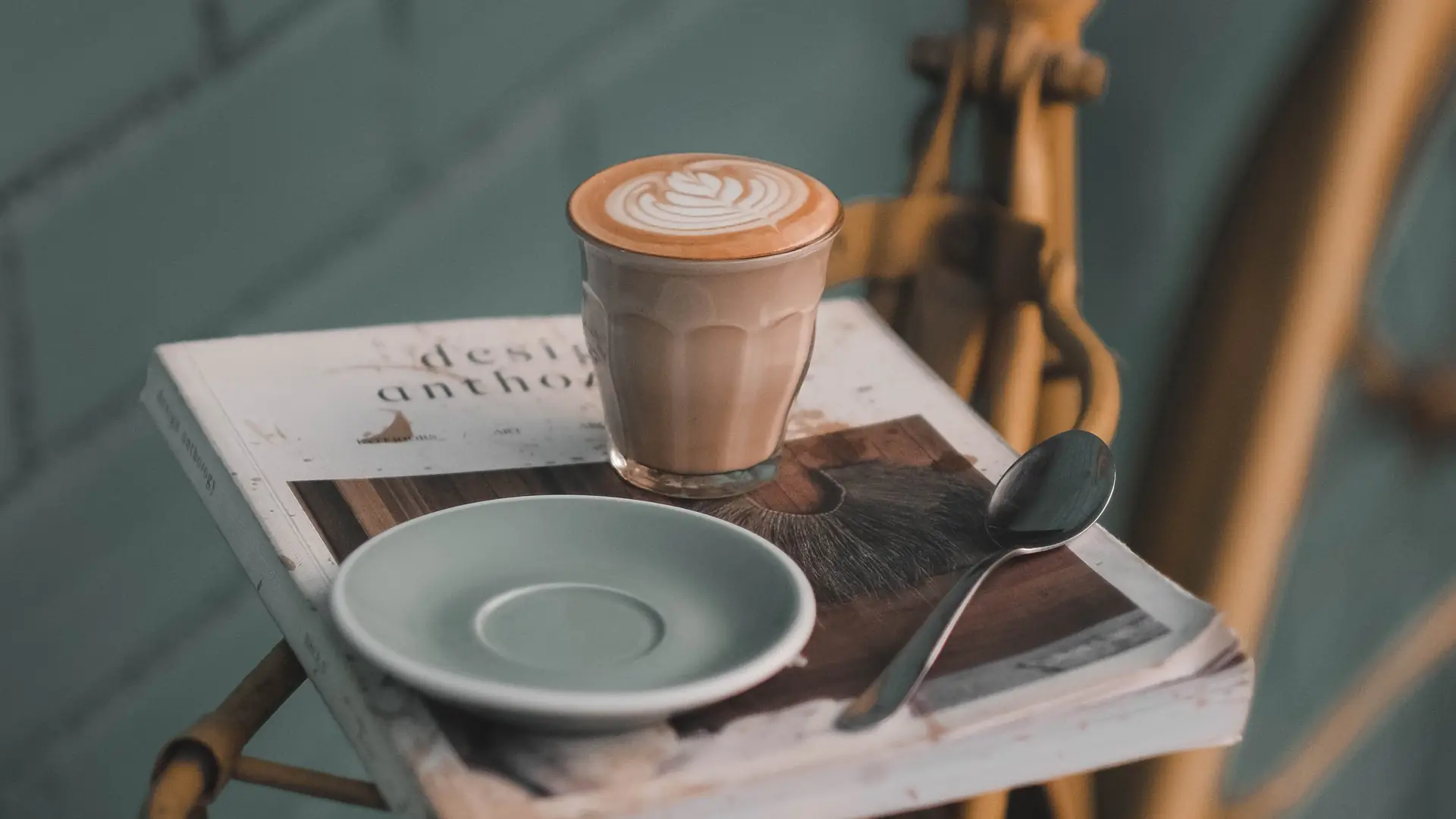 Dzięki temu urządzeniu zrobisz świetne cappucino. Idealne do wypicia rankiem na balkonie