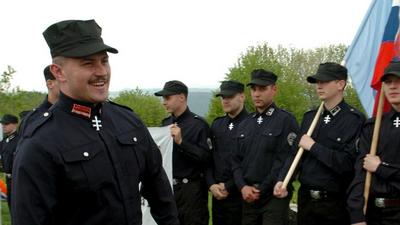 Marian Kotleba w uniformie wzorowanym na mundurach milicji marionetkowej Republiki Słowackiej utworzonej przy wsparciu hitlerowskich Niemiec. 