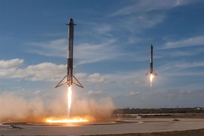 SpaceX wylądowało boosterami Falcona Heavy w lutym (fot.: SpaceX)