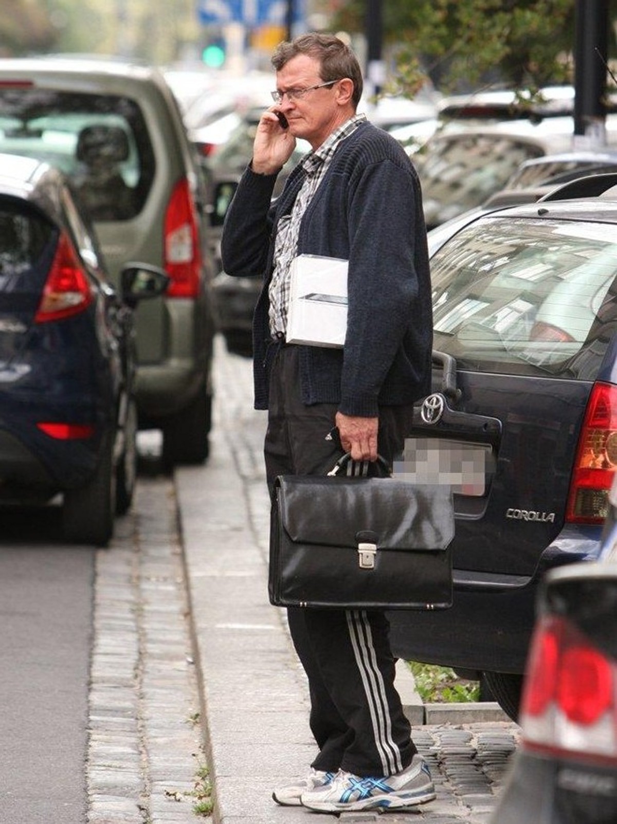 Europoseł PiS jak dresiarz. Zobacz, w czym go przyłapali paparazzi!