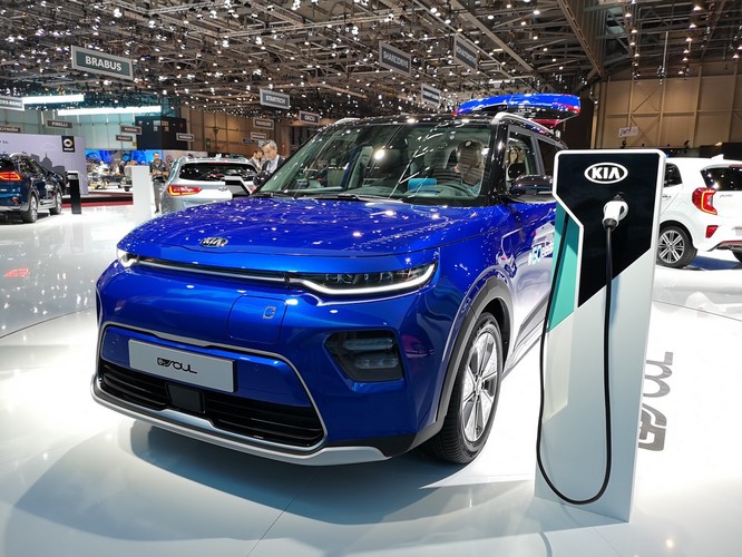 Są samochody brzydkie, są ładne i jest Soul – wóz, który potrafi podzielić ludzi bardziej niż partia rządząca. Jedni widzą w nim skrzywdzone przez los, smutne słoniątko, inni kalosza z uciętą cholewką, a reszta – bardzo sensowne auto o nietypowej stylistyce. Ja jestem wyznawcą tej ostatniej religii. E-Soul ma mnóstwo miejsca w środku, jest bardzo dobrze wykonany, oryginalny, a do tego ma duży i wielozadaniowy system multimedialny, który łączy się z internetem i pozwala załatwić przez niego sporo pożytecznych rzeczy. Fot. Łukasz Bąk