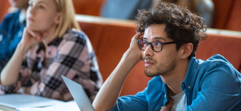 Studenci walczą ze stresem na własną rękę. Nie uwierzysz, po co sięgają [BADANIE]