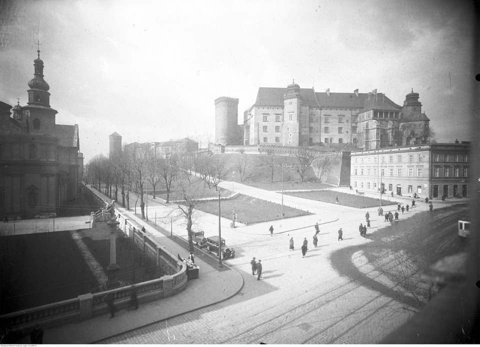 Wawel w Krakowie. Widok na Wawel od strony południowo-wschodniej. Widoczna Baszta Senatorska (1938)