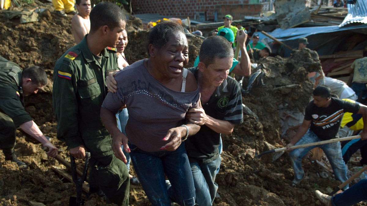 Według szacunkowych danych, w osunięciu się ziemi w mieście Medellin w Kolumbii zaginionych może być ponad 200 ludzi. Mieszkańcy gołymi rękami starają się kopać w zalegającym gruzie. Jak do tej pory, dzięki psom tropiącym, udało się uratować siedem osób - informuje serwis CNN.