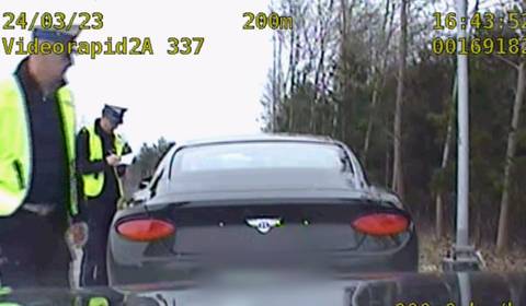 Pędził Bentleyem niemal 250 km na godz. Nieoznakowany radiowóz szybko go dogonił [WIDEO]