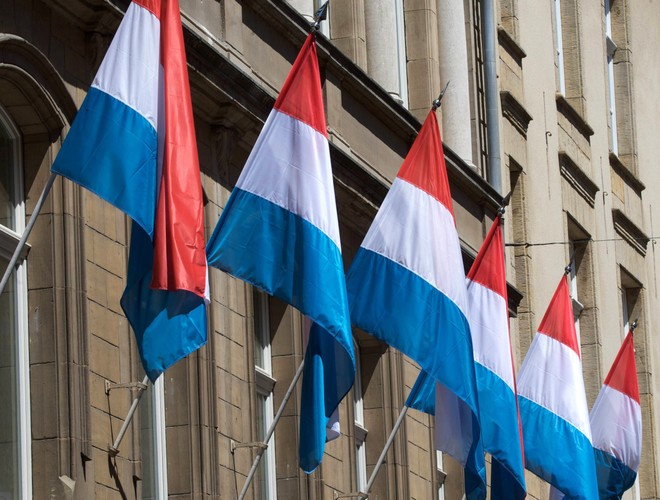 Wynagrodzenie minimalne w Luksemburgu według siły nabywczej to 1561 EUR. To europejski lider w tej kategorii. Tak samo zresztą jak pod względem PKB na mieszkańca, które wynosi tam 48701 dol. Tak wysokie pensje obywatele zawdzięczają prężnie działającemu przemysłowi ciężkiemu oraz międzynarodowym instytucjom finansowym. Luksemburg ma najwyższą płacę minimalną niezmiennie od 2000 roku.