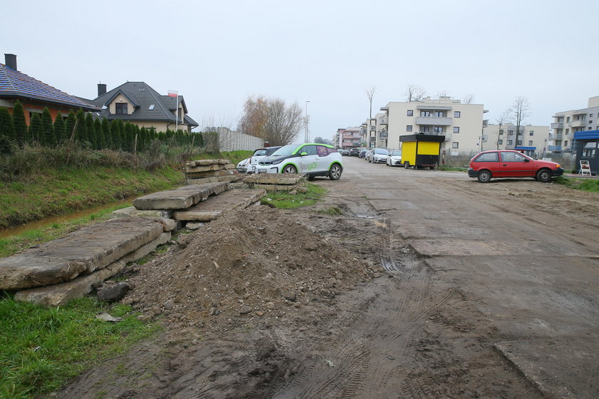 Deweloper obiecał mieszkańcom asfalt i chodnik. Zamiast drogi, jest błoto i dziury