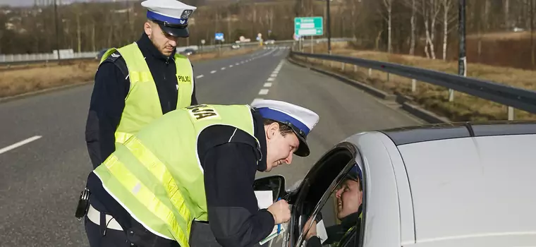 Czy policja powinna sprawdzać wzrok kierowców?