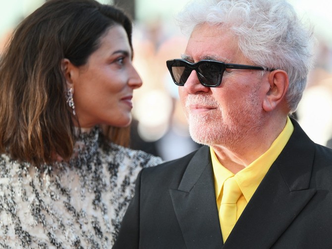 Pedro Almodovar sa ekipom svog filma u Kanu 