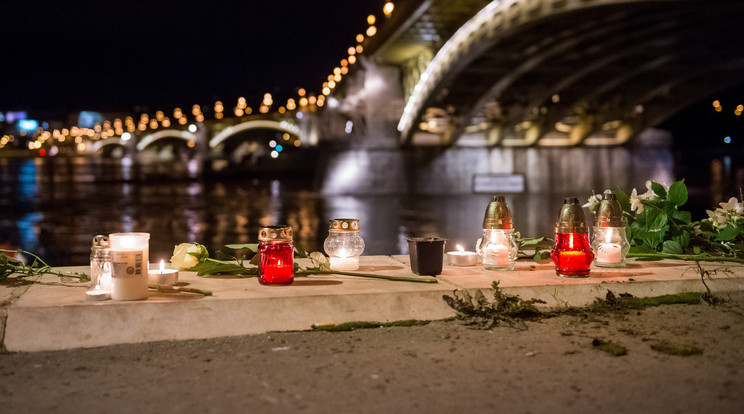 Virágok és mécsesek a Margit hídnál / Fotó: MTI - Balogh Zoltán