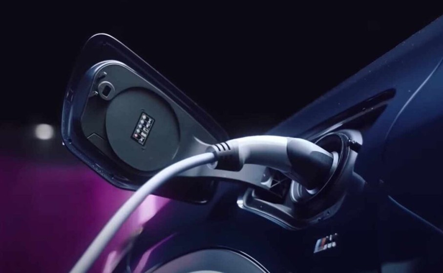 Nabíjanie plug-in hybridu. PHEV je najlepšie nabíjať, aby sa využil elektrický režim.