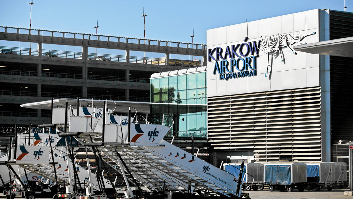 Z czterech etapów składał się proces digitalizacji i modernizacji systemu nadzoru wizyjnego w Kraków Airport. Zastąpi on obecny, analogowy, który będzie służył jako rezerwowy. Inwestycja pozwoliła na dostosowanie poziomu bezpieczeństwa pasażerów i personelu do europejskich standardów.