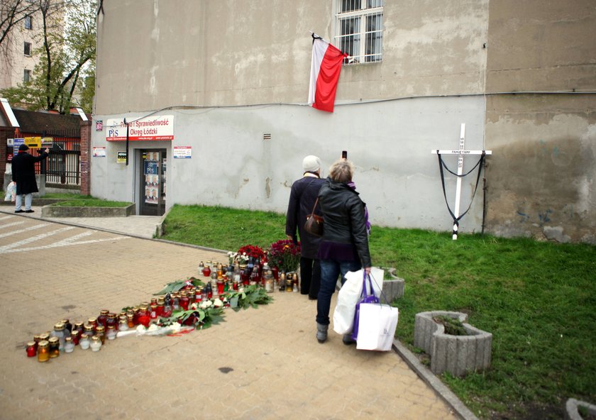 Przed biurem PiS w Łodzi, w dniu pogrzebu Marka Rosiaka