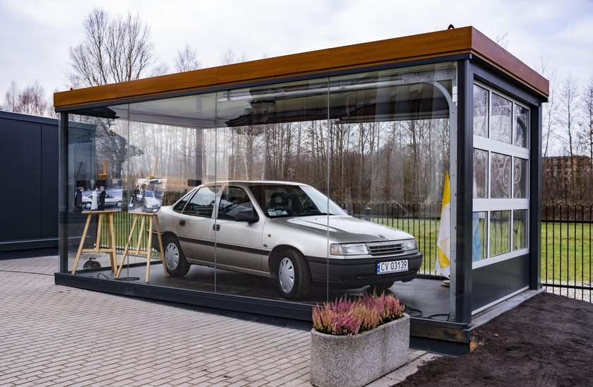 Opel przed kościołem w Radzyminie. To.. relikwia!