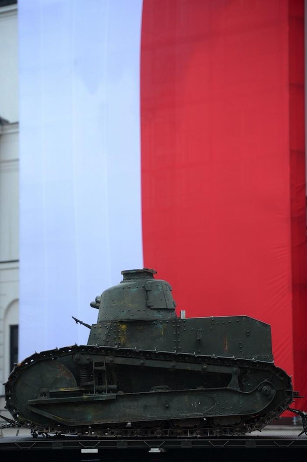 Czołg Renault FT-17 na tle flagi