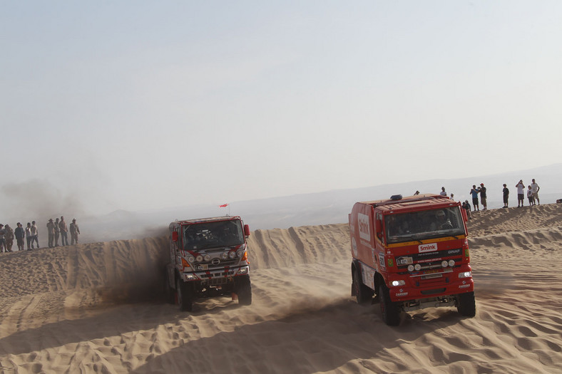 Dakar 2013: Hołowczyc zawiedziony, Sainz utknął na wydmach (2. etap, wyniki, galeria)