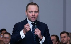 Burza po słowach księdza na wiecu. Nawrocki nie gryzł się w język