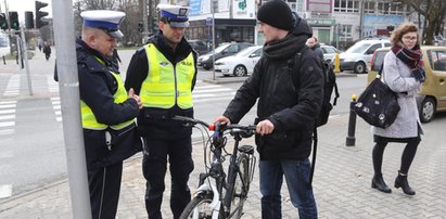 Policjanci kontrolują rowerzystów