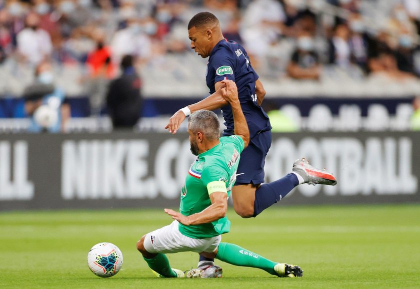 Kylian Mbappe (22 l.) doznał poważnie wyglądającej kontuzji w piątkowym finale Pucharu Francji Paris Saint-Germain – St. Etienne (1:0). 