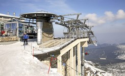 Zagrożenie lawinowe w Tatrach. Silny wiatr unieruchomił wyciągi narciarskie