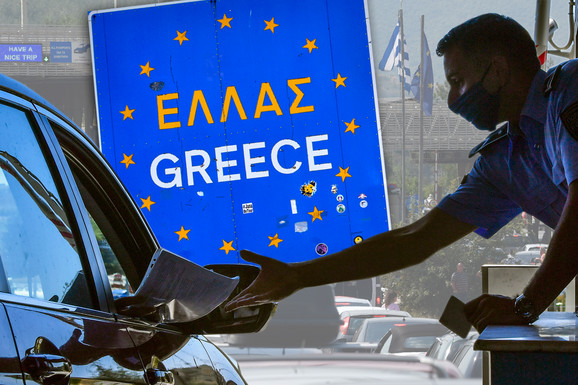 ZAPALJENA CIGARETA, A U KOLIMA DETE - ODE DOZVOLA I 1.500 EVRA! Detaljna lista saobraćajnih kazni u Grčkoj: Da prevarite sistem nema šansi, na naplatu stiže kad-tad