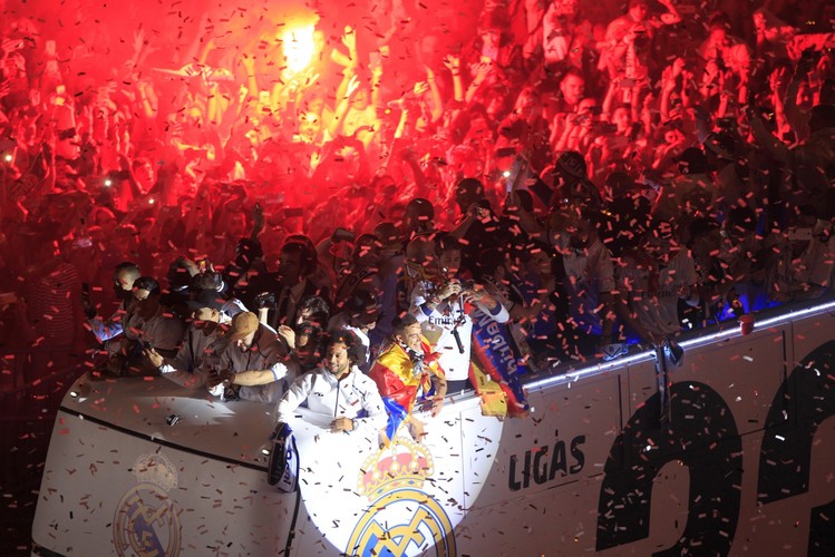 Szampan lał się strumieniami. Madryt do rana świętował mistrzowski tytuł Realu