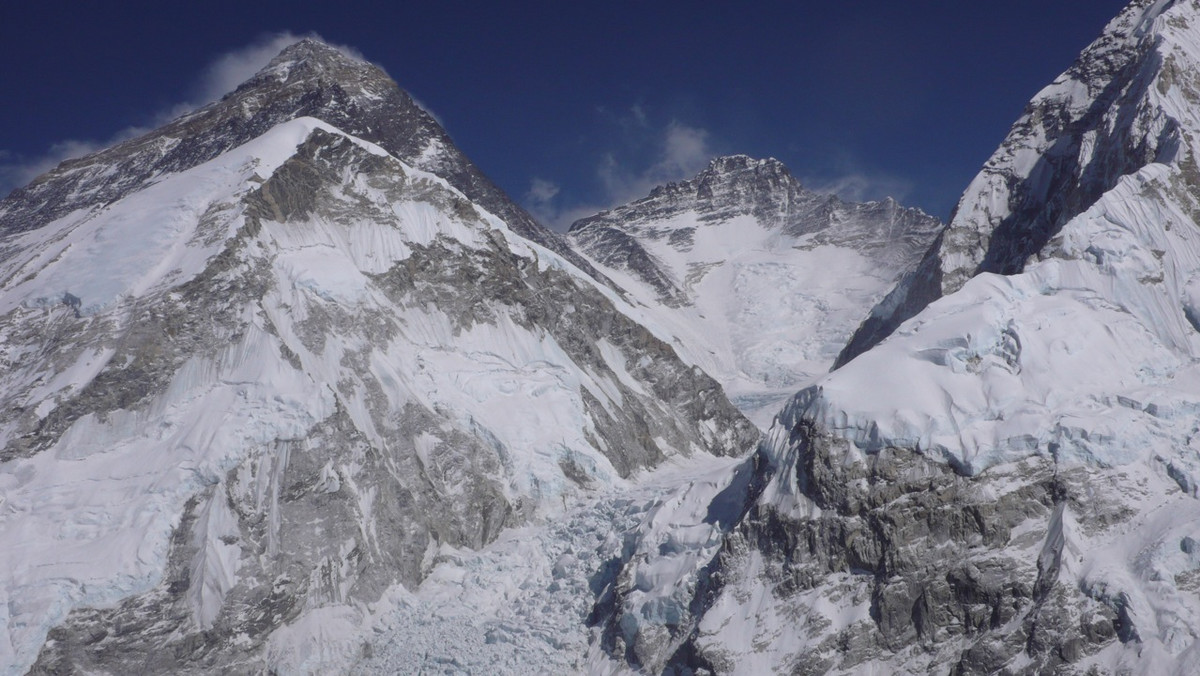 Uczestnicy wyprawy na Lhotse (8516 m), w drodze do bazy (5300 m), odwiedzili czorten Jerzego Kukuczki, który 23 lata temu zginął na tej górze. Jak poinformowali polscy alpiniści, to miejsce w Chukungu zostało rozbudowane, a prace dopiero co się zakończyły.