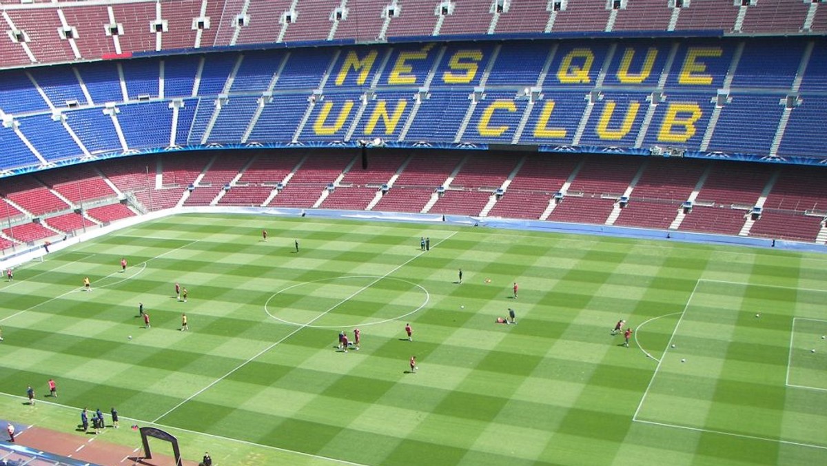 Zarząd klubu FC Barcelona w styczniu podejmie decyzję odnośnie nowego stadionu. W grę wchodzi gruntowna modernizacja Camp Nou lub budowa nowego obiektu. W obu tych wersjach nowy stadion pomieści 105 000 kibiców.