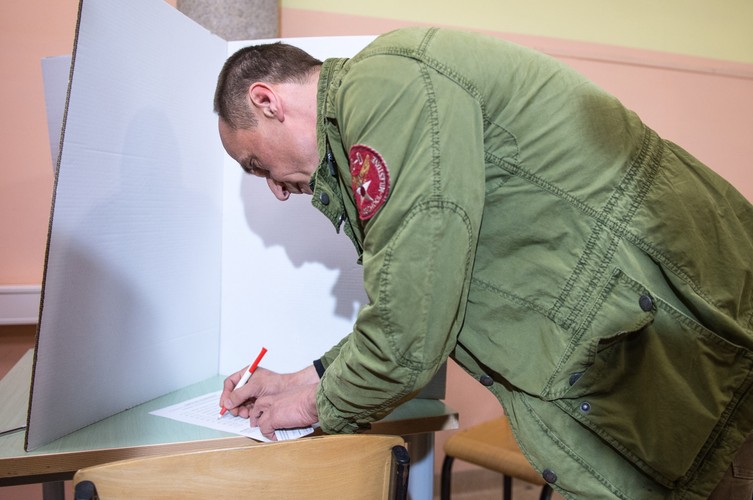 Kandydujący na urząd prezydenta Paweł Kukiz głosuje w pierwszej turze wyborów prezydenckich w lokalu wyborczym we Wrocławiu