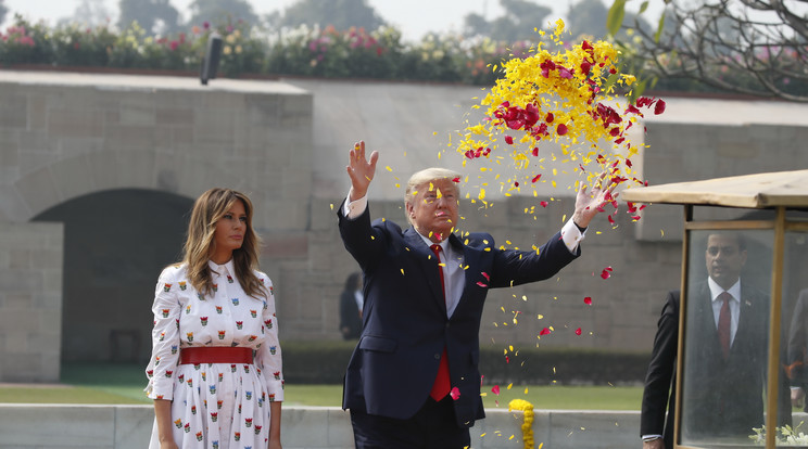 Virágszórással tisztelgett Donald Trump az indiai függetlenség kivívója Mahatma Ghandi emlékművénél/ Fotó: MTI AP