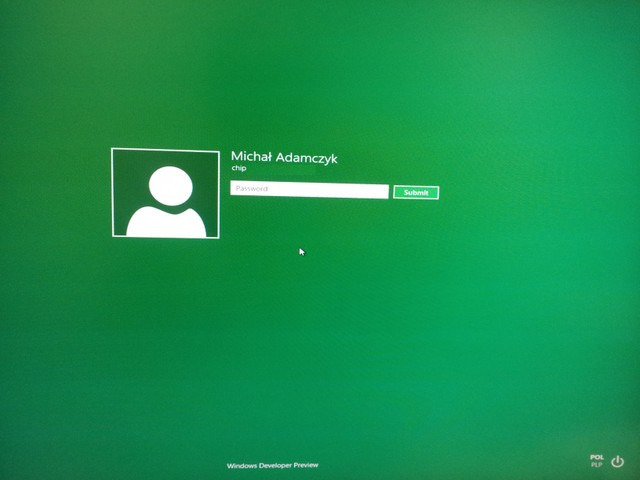 Windows8 - Zielono mi. Także podczas logowania do systemu. Oczywiście, ikonkę można podmienić, a nawet tło tego ekranu.
