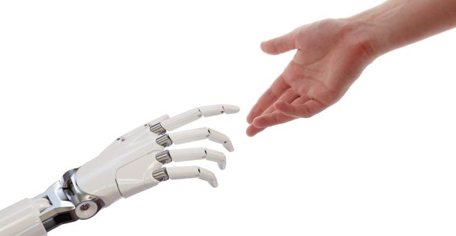 robot_kez_vs_emberi_kez
