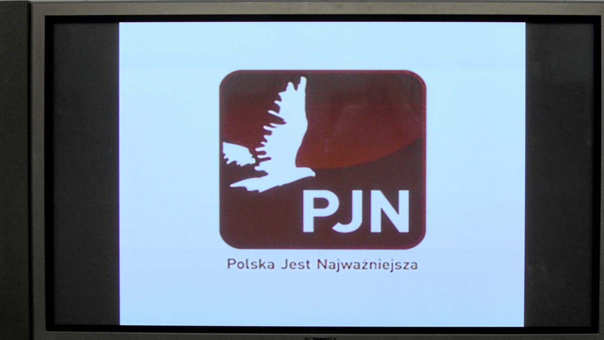 Opolska PJN oficjalnie rozpoczęła w piątek kampanię wyborczą. Jej kandydaci chcą dotrzeć do większości miast Opolszczyzny wyborczą ciężarówką z naczepą. To nasz mobilny sztab wyborczy - tłumaczy Marcin Ociepa (PJN). Zapowiada, że opolska PJN będzie prowadzić "kampanię totalną".