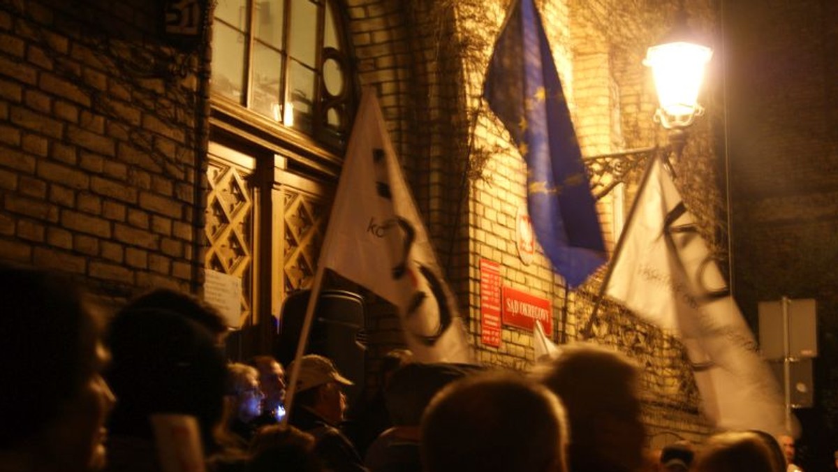 Od dziś przez cztery najbliższe wieczory Komitet Obrony Demokracji będzie demonstrował w czterech największych miastach województwa kujawsko-pomorskiego. Jego członkowie twierdzą, że muszą wyjść teraz na ulice, bo wkrótce rząd może zawłaszczyć sądownictwo, a prezydent Andrzej Duda ogłosić projekt nowej konstytucji.