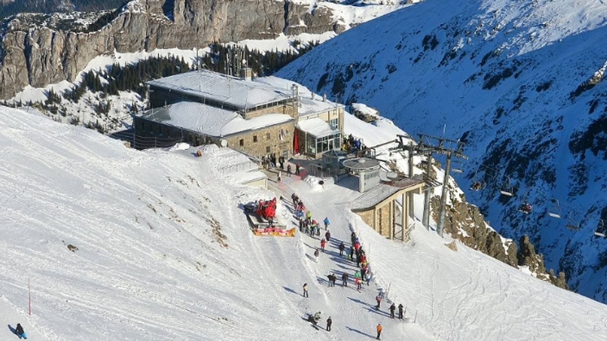 Najbardziej wyjątkowe miejsce na zimowej mapie Polski to Zakopane - tak twierdzi niemal co trzeci Polak, zapytany w badaniu IBRIS dla PKL. Wśród najbardziej znanych ośrodków narciarskich wymieniają także Szrenicę, Jaworzynę Krynicką i Palenicę. Prym wiedzie jednak Kasprowy Wierch - jego znajomość deklaruje aż 86 proc. zapytanych osób.