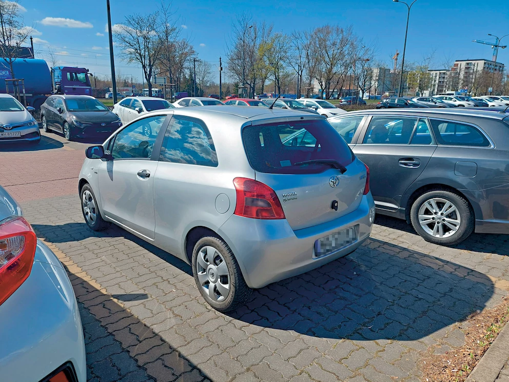 Używana Toyota Yaris II: lakier fabryczny (wszystkie elementy sprawdziliśmy czujnikiem grubości lakieru), ale – co ważniejsze – Yaris niemal nie rdzewieje. Powinien jeszcze posłużyć.