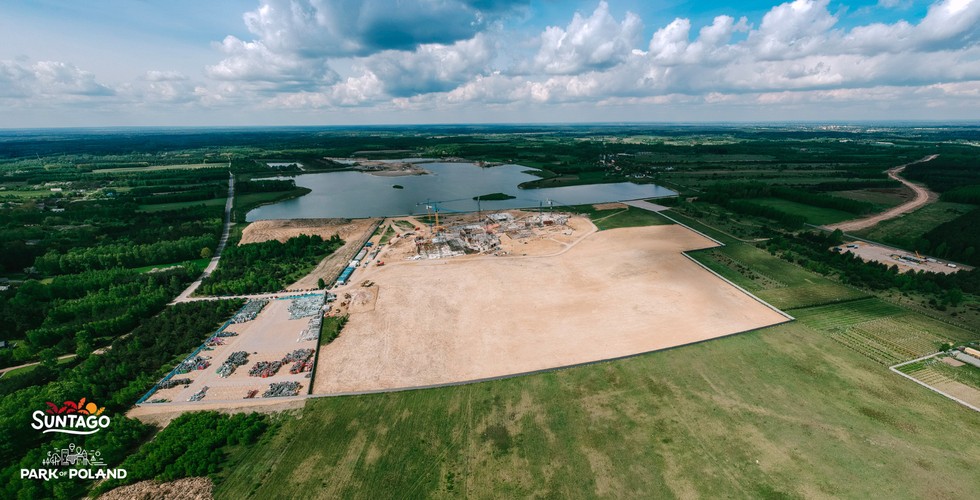 Prace na budowie Suntago przebiegają zgodnie z harmonogramem, a obecnie wybierani są wykonawcy do następnych etapów działań. Trwają procedury przetargowe związane z realizacją 9 hektarów parkingu wraz z instalacjami mu towarzyszącymi. Wybierani są także wykonawcy konstrukcji stalowych, dachów i fasad szklanych, których elementem będą także szklane dachy, rozsuwane w pogodne dni.