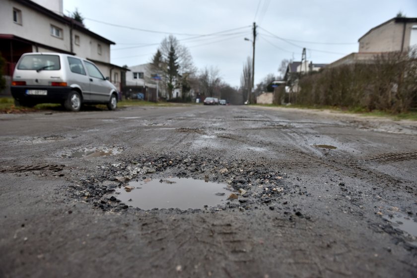 Czterdzieści lat walczą o remont dróg na osiedlu Rogi