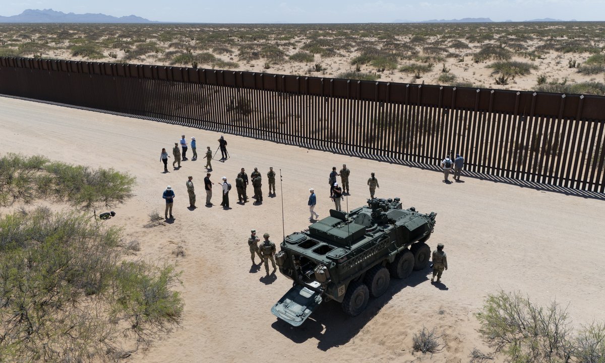 USA maluje płot przy granicy na czarno. "Będzie jeszcze gorętszy"