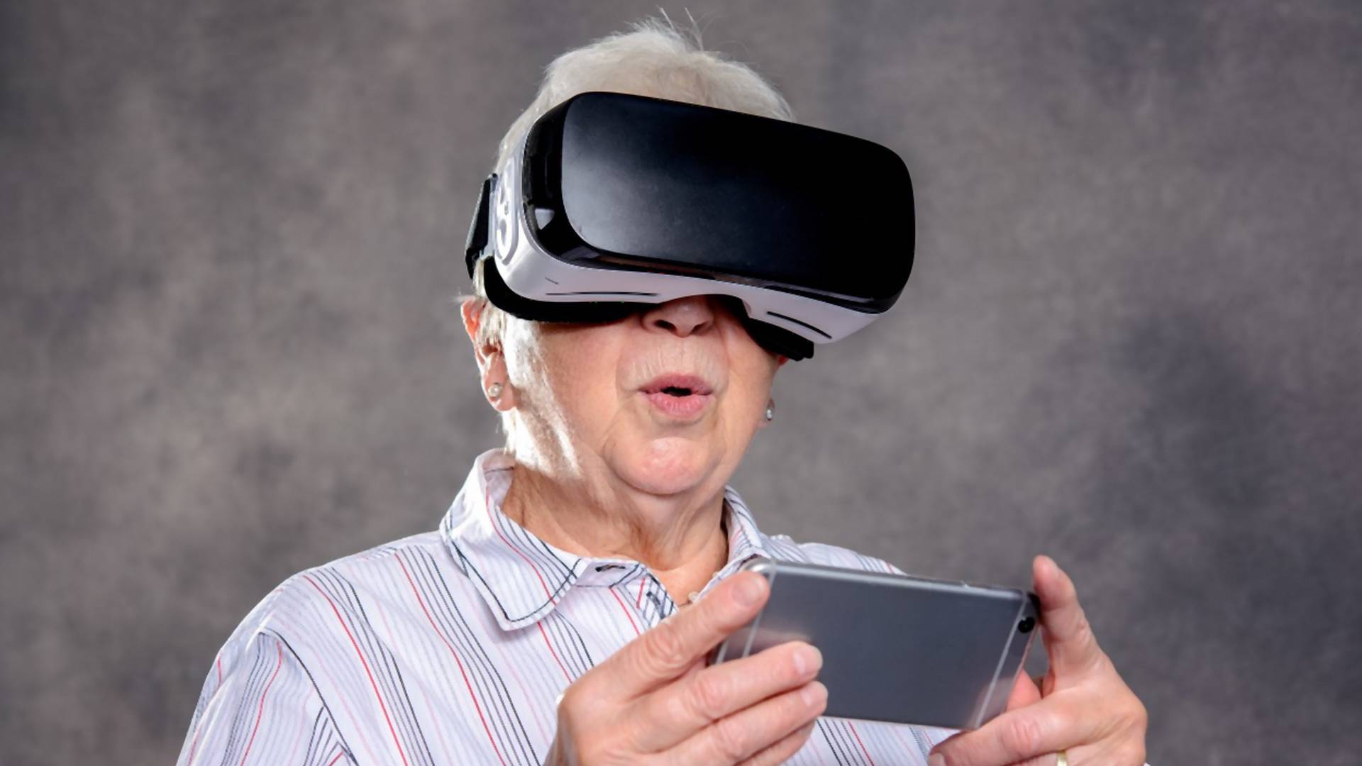 Unuka je našla sjajno rešenje kako da nauči baku da koristi mobilni telefon i imamo viral dana