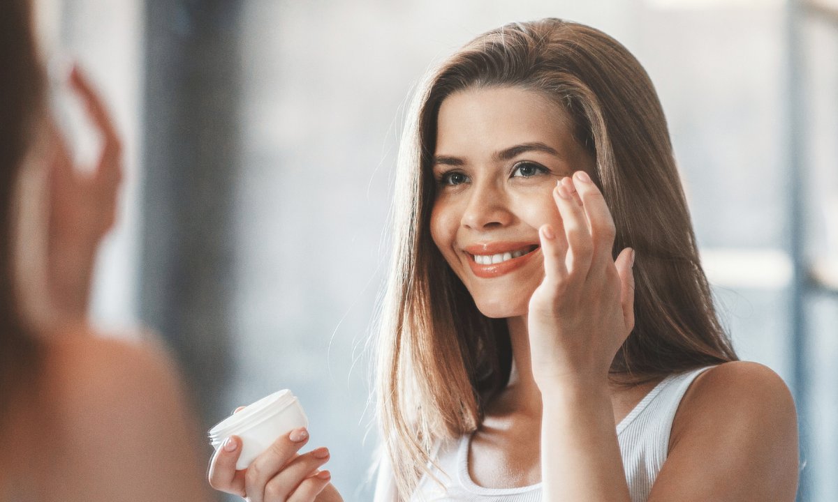 Ten krem z kwasem salicylowym nawilża skórę na 100 godzin! Oczyszcza pory i usuwa grudki