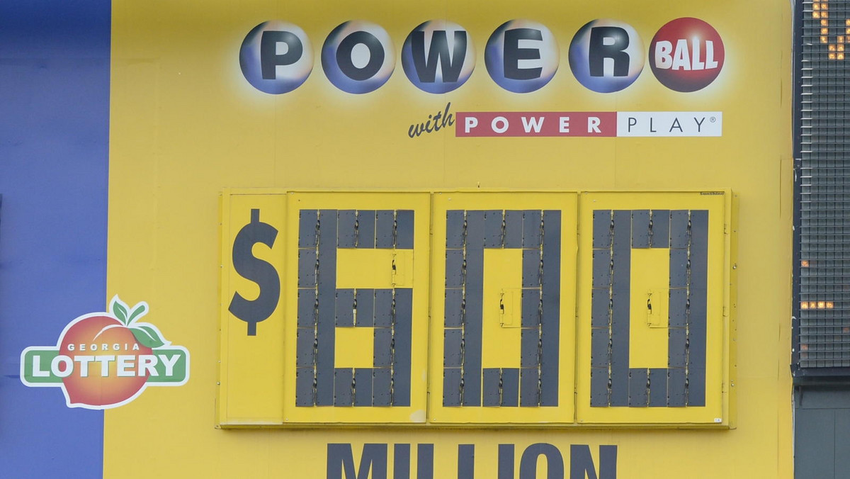 Ponad 590 milionów dolarów - minus podatki - trafi do jednego zwycięzcy amerykańskiej loterii Powerball - poinformowali w sobotę późnym wieczorem jej organizatorzy. To rekordowa wygrana w historii tej loterii.